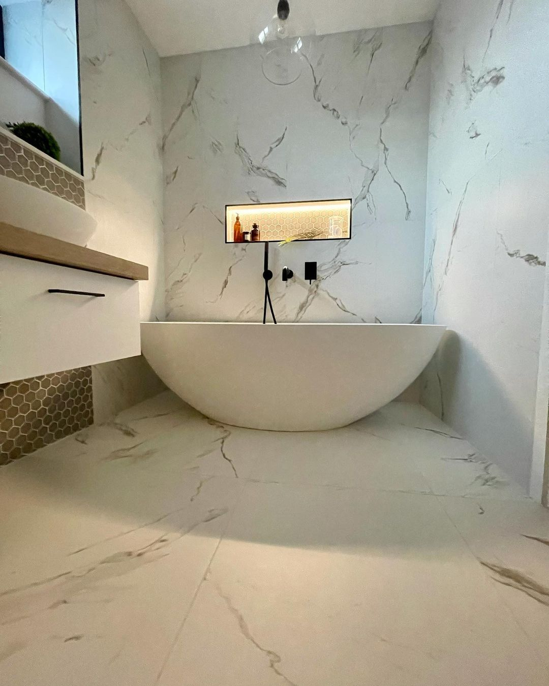 Marble-look porcelain tiles for bathroom floors
