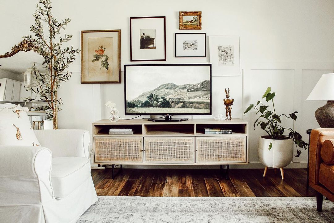 The gallery wall concept is simple but warm. It has black and white colors then combined with the warm brown color.