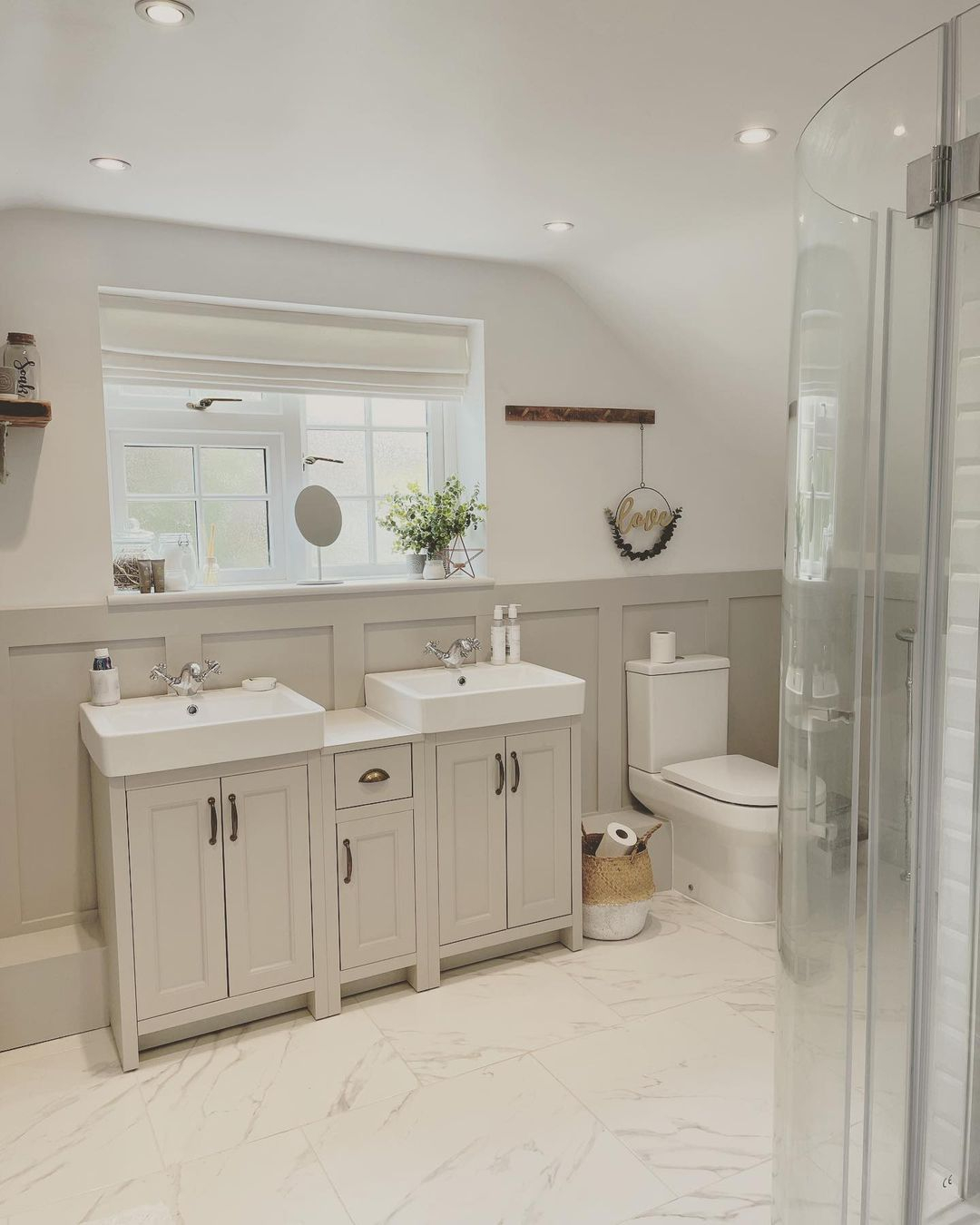 Marble tiles for a modern bathroom design