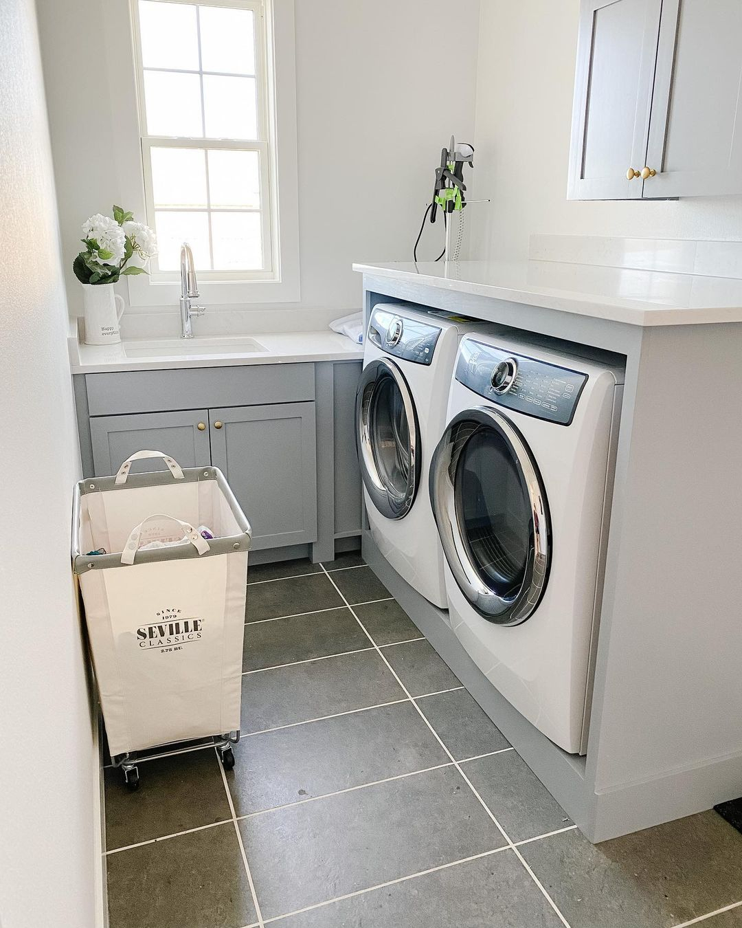 This laundry also has a small space and the owner chose the arrange it in an L-shape layout.