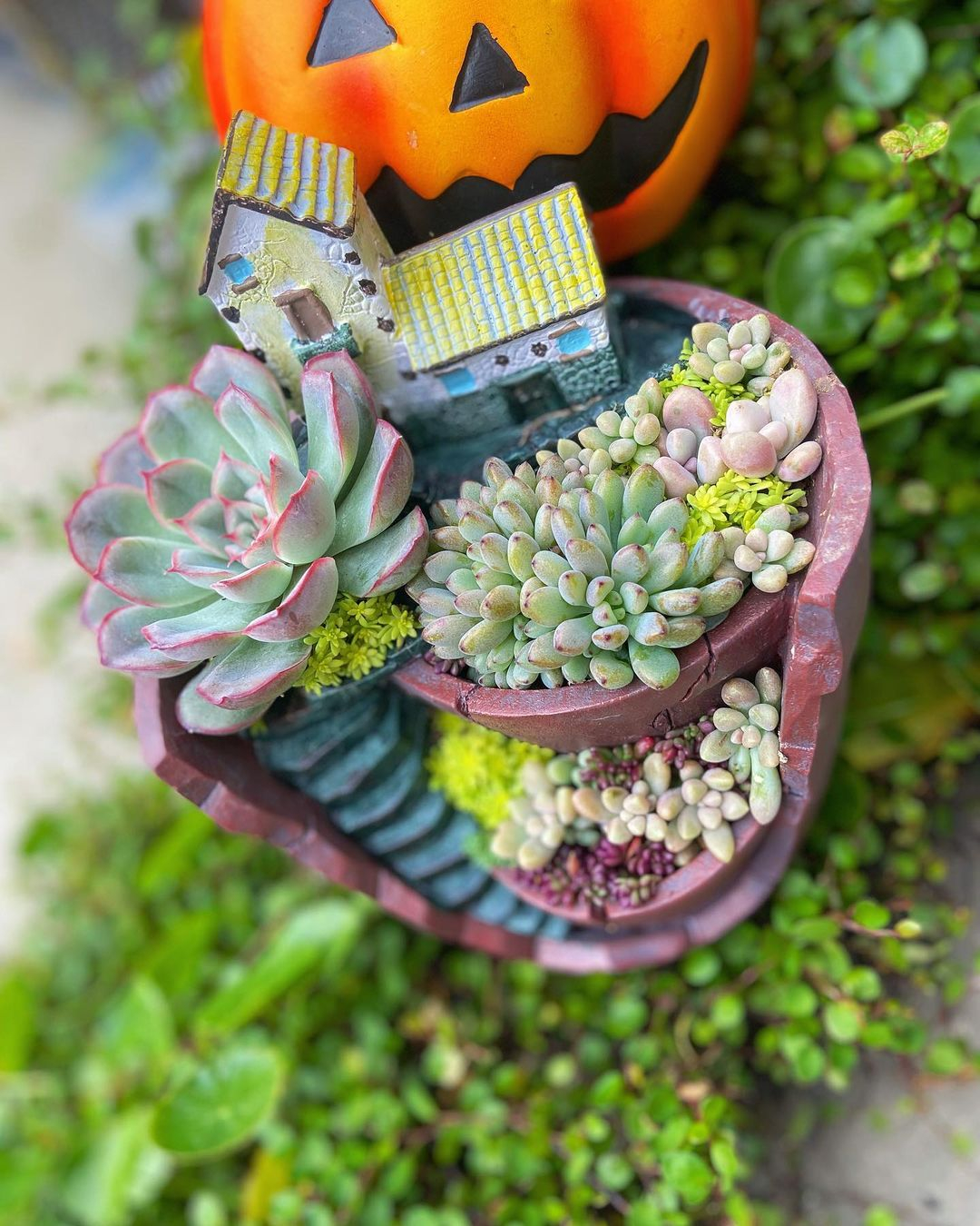 Look at how adorable the fairy pot can be. It is made of broken pot that is arranged to be this kind of building.