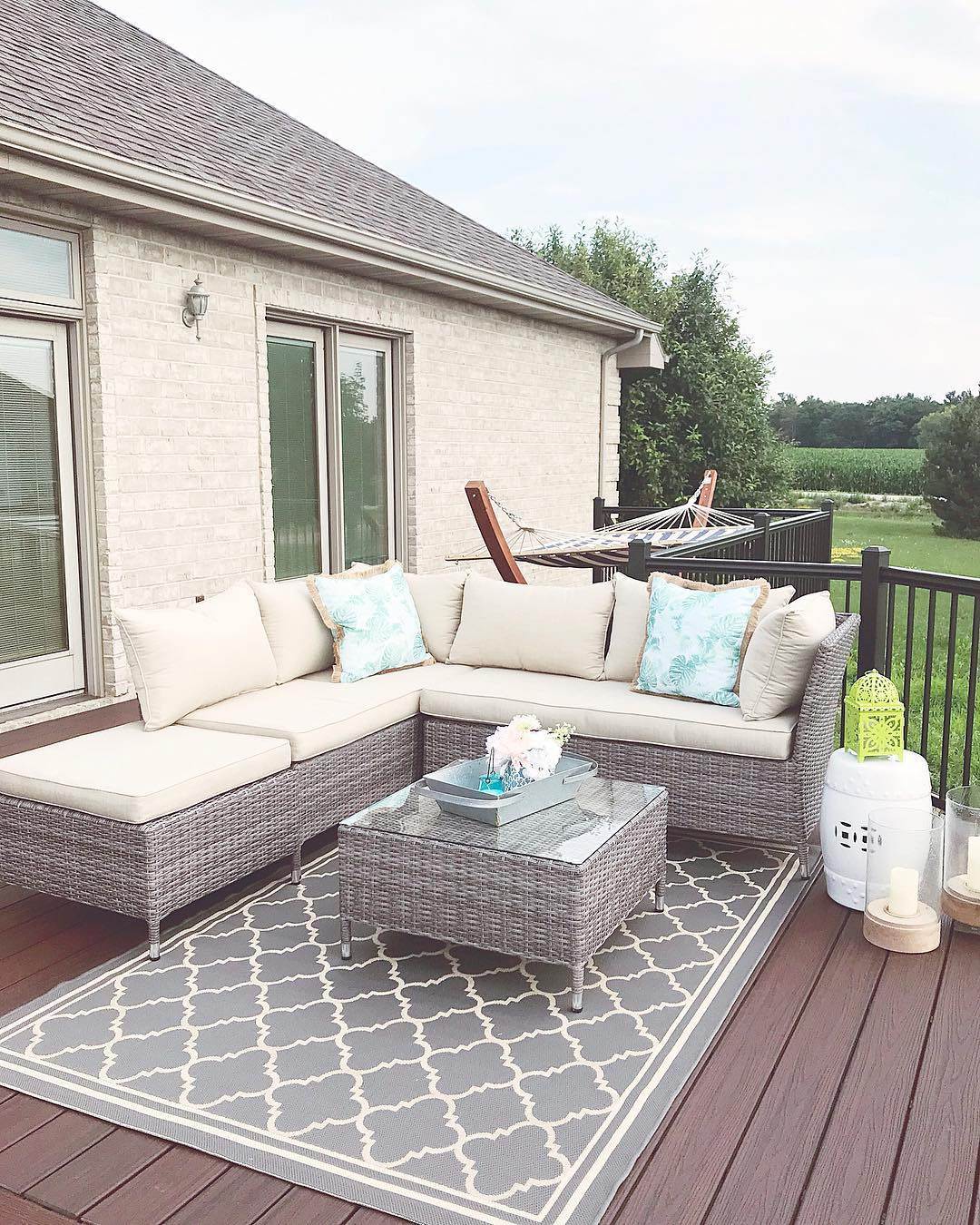 Small deck layout and decor