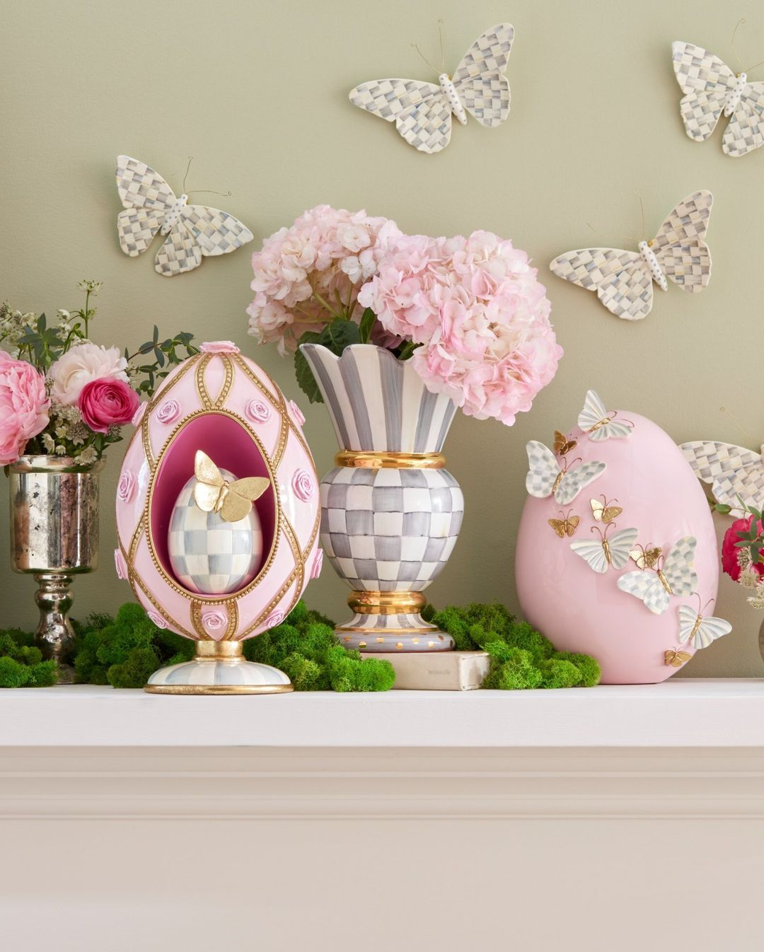 This kind of ornament can effectively create a girly impression. As you can see the ornaments are in pink color. 