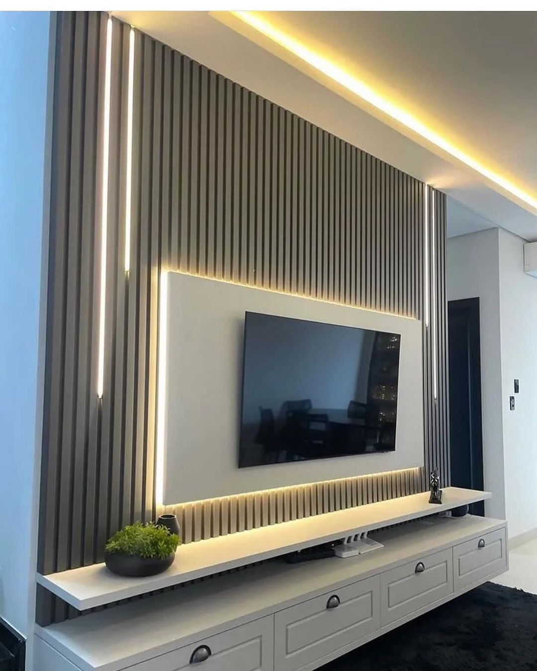 The TV frame is installed with the LED hidden lighting. It is great to make the decoration integrated well with the decoration.