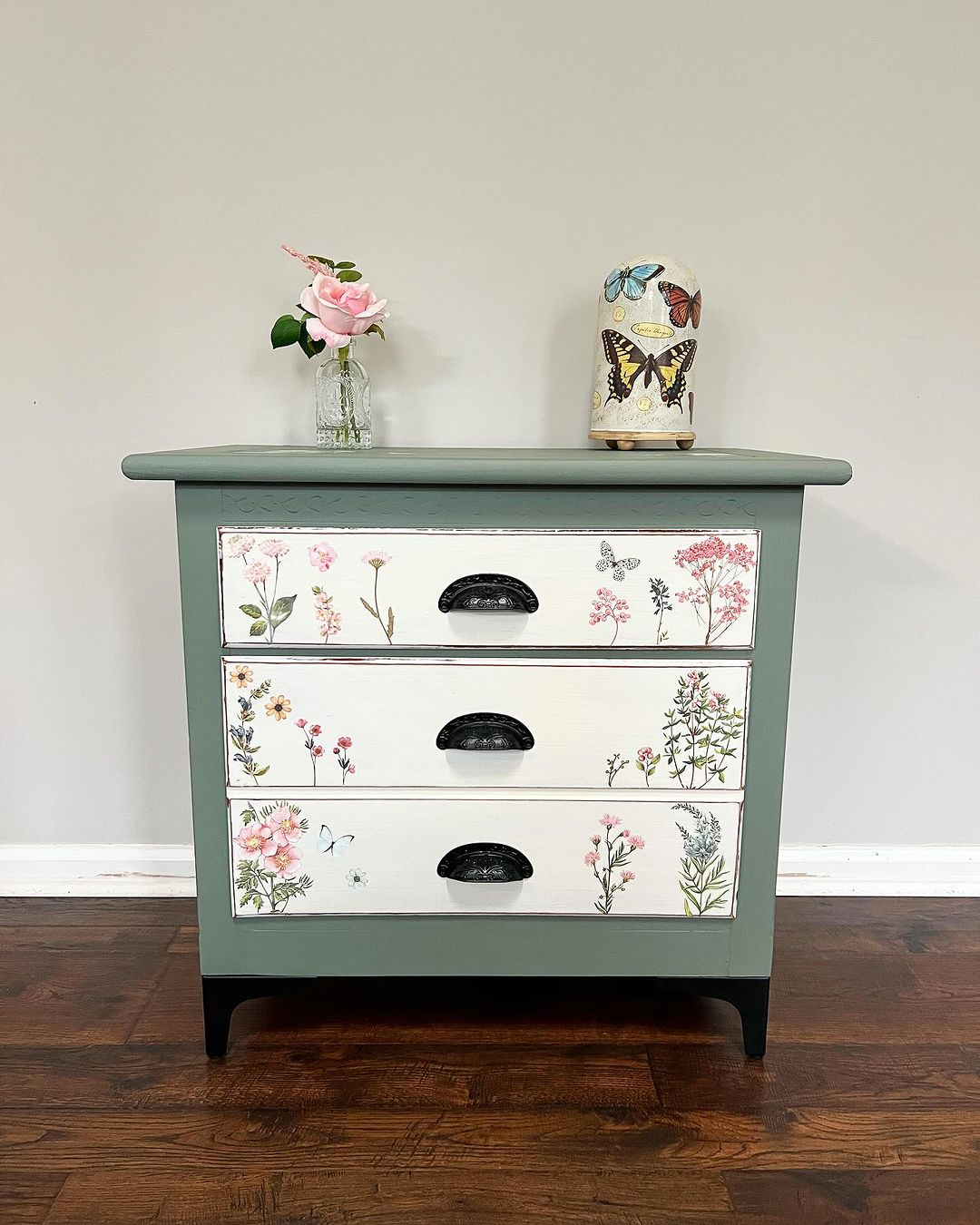 The drawer is painted with natural theme painting.