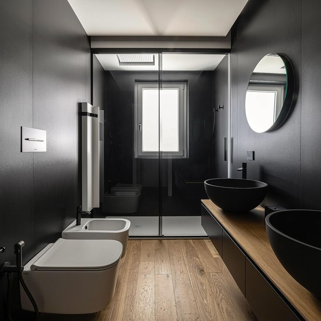 This bathroom uses wood as the main material for both floor and wall. 