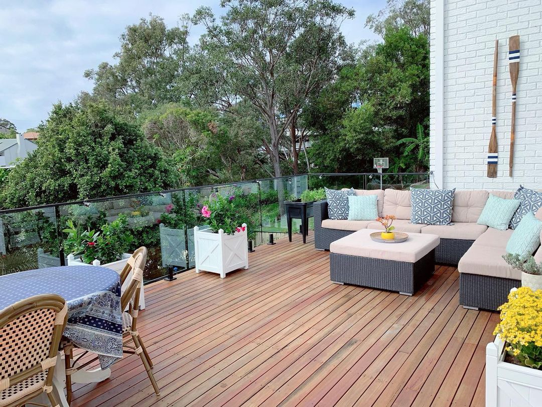 Outdoor deck decor for dining and living space