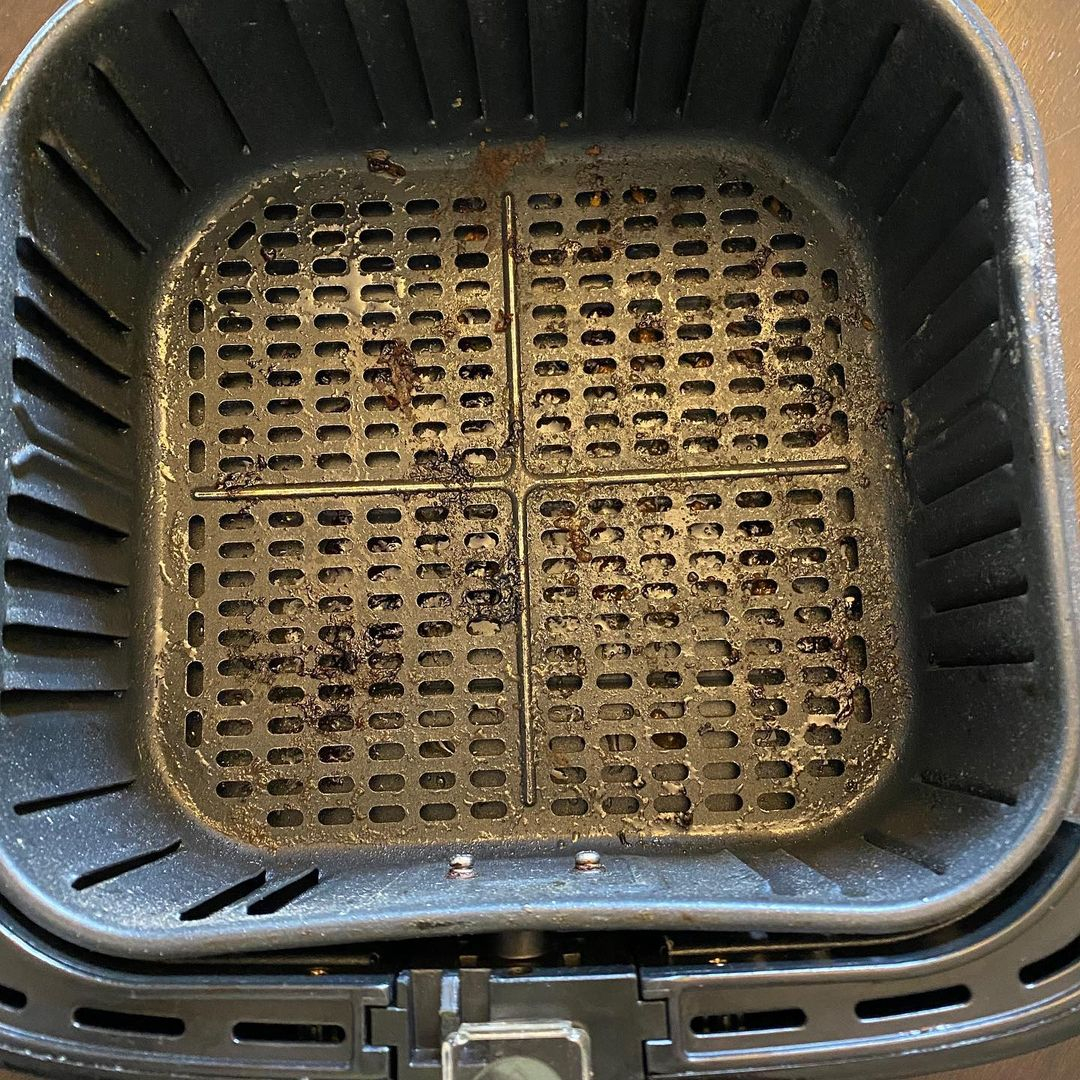 This one is what we call the basket of the air fryer. The air fryer basket is full of food residue.