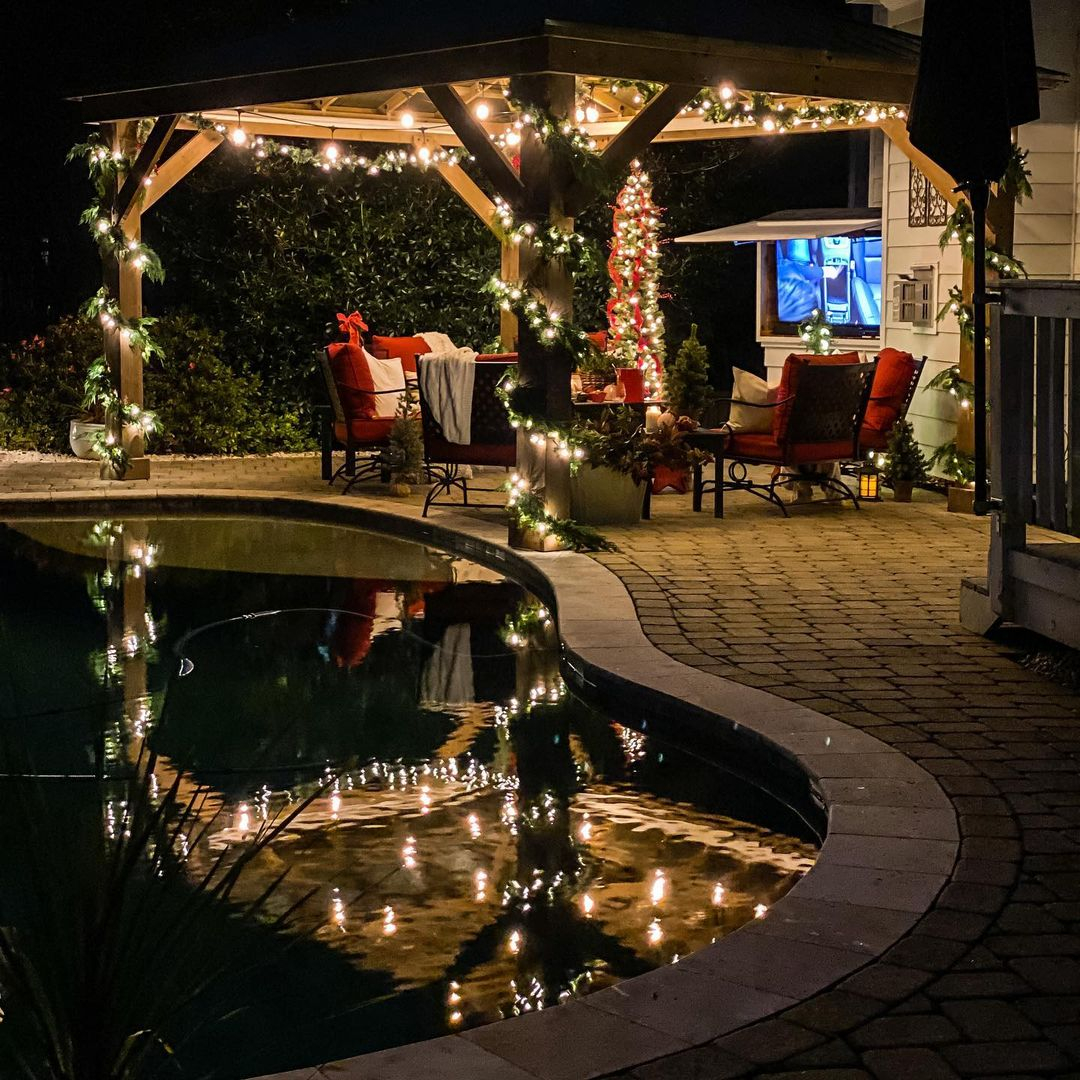 The garland is wrapped around with the fairy light that will make it stand out even during the night. 