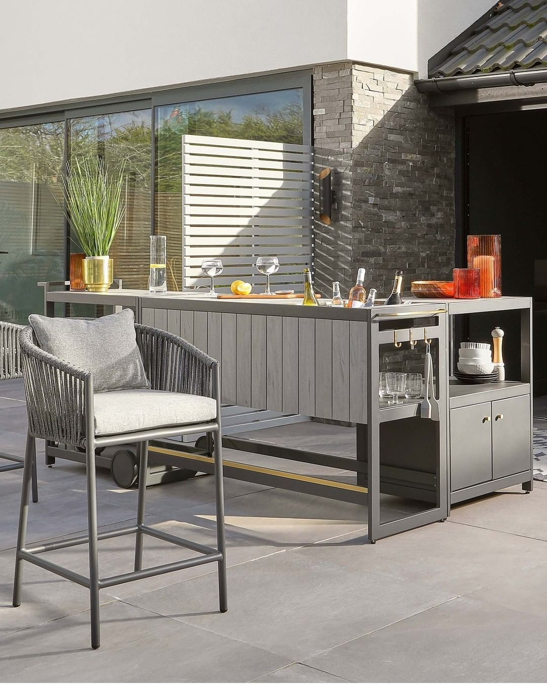 This bar set is really complete with the facilities provided. It has a storage area that can be used to store glass, bowls, beverages, and snacks.