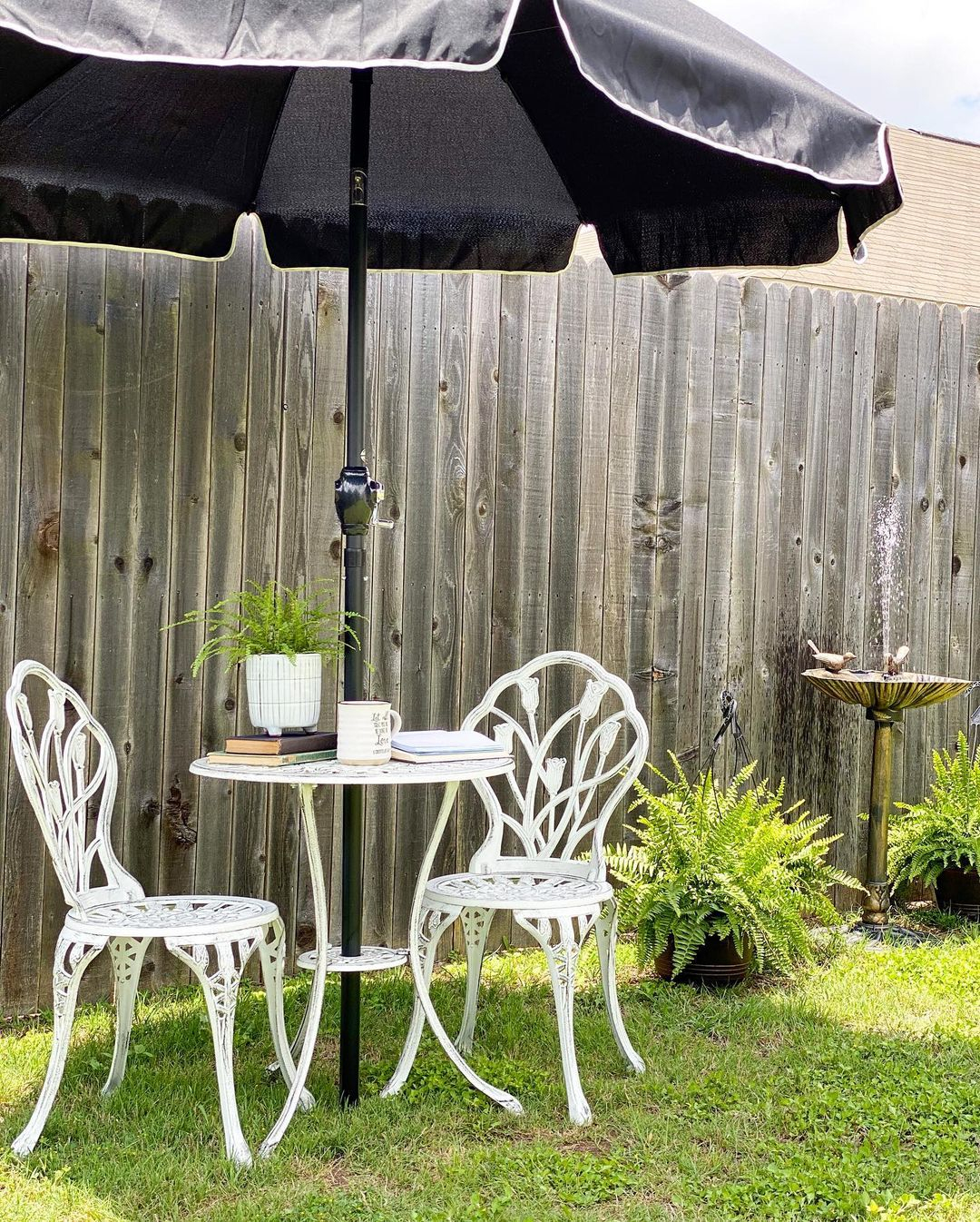 This bistro set has a classic design with all the details and materials.