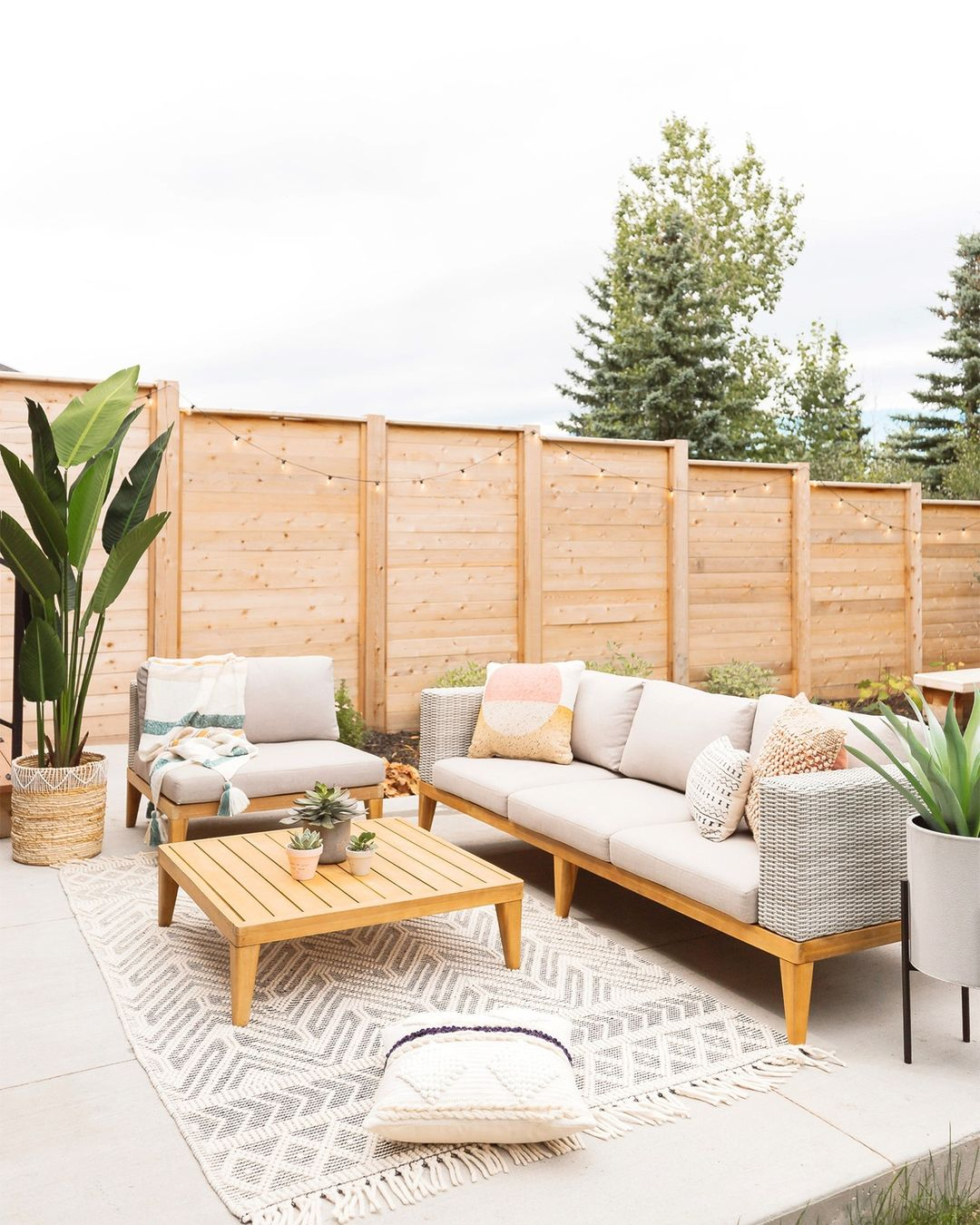 The lounge furniture provided here can deal with the needs of a cozy space.
