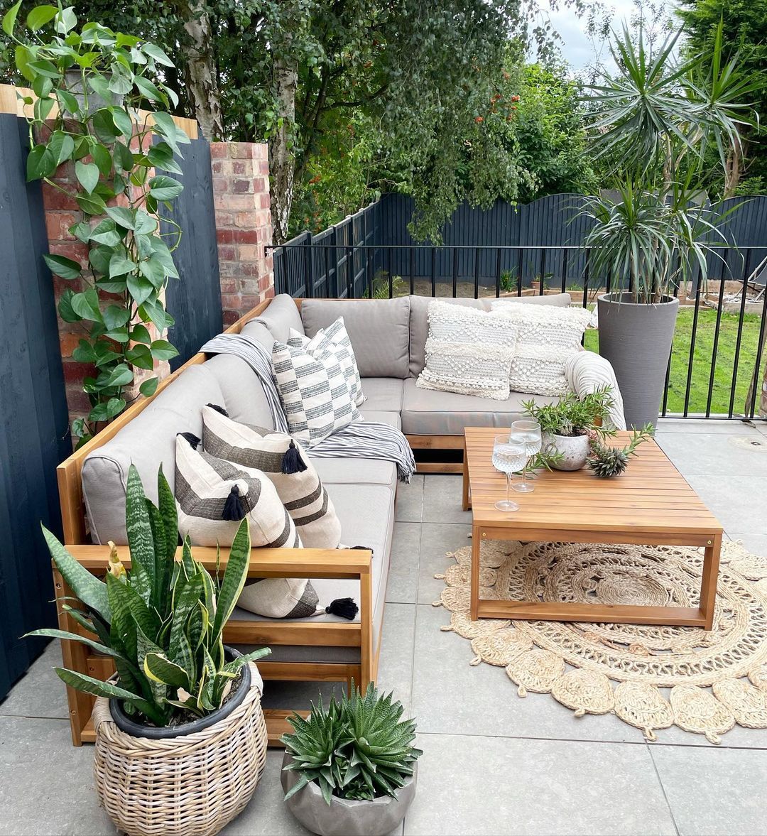This patio has a set of sectional sofa that can be adjusted for the placement and arrangement.