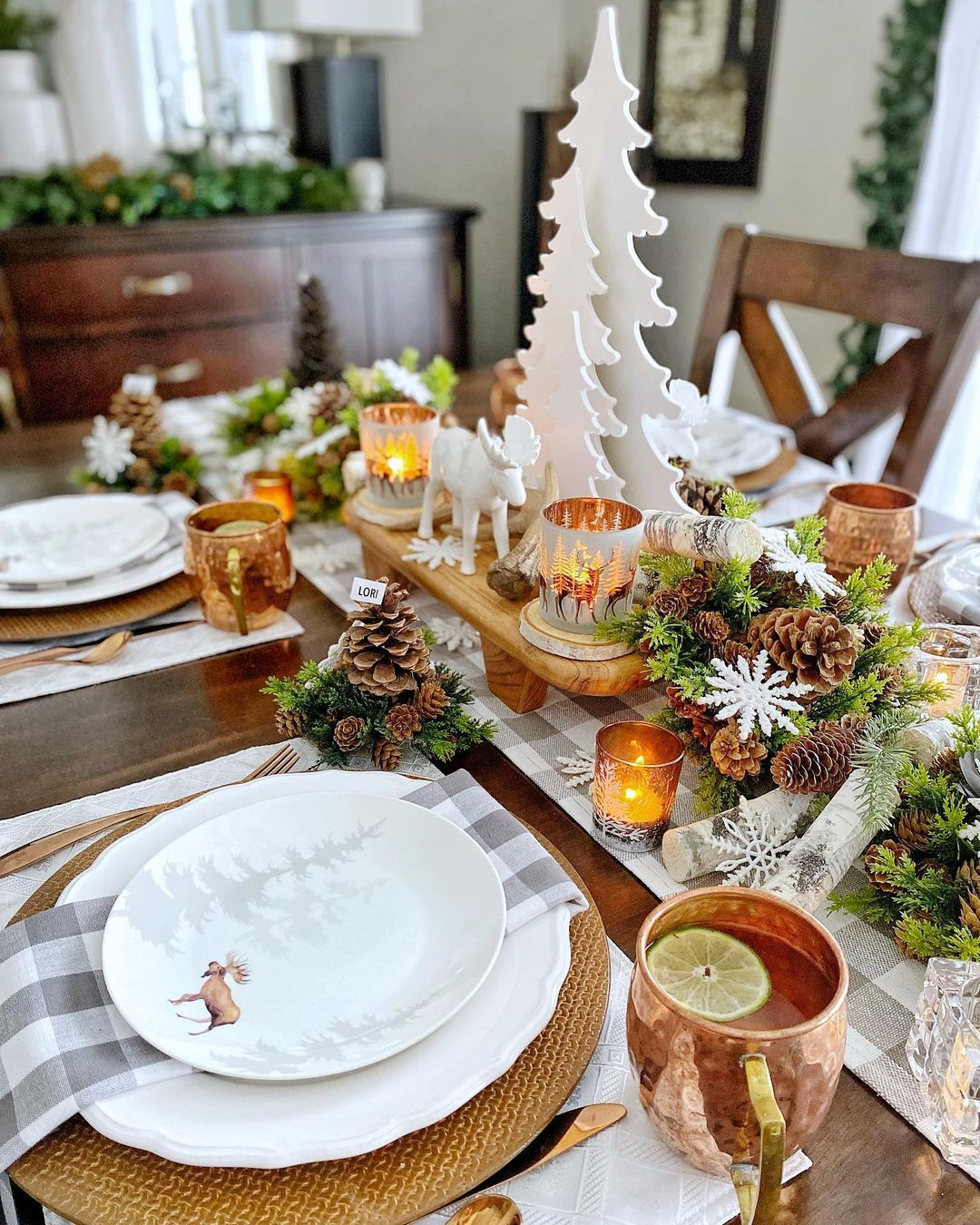 Look at the candles. They are inserted into a glass with gold color for a luxurious impression and a deer pattern for a winter characteristic.