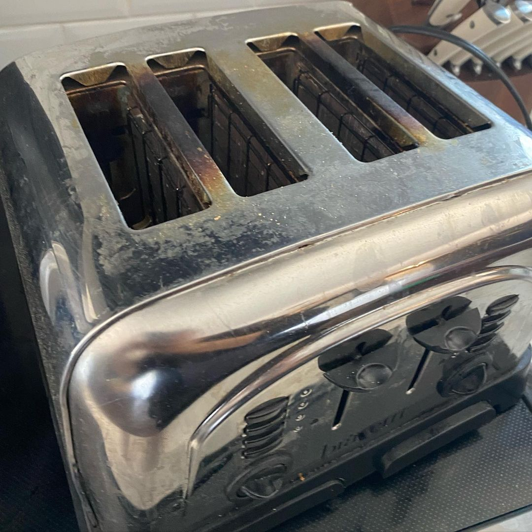 Can you see the burnt spot in this toaster? This one is the first thing that you should take care of.
