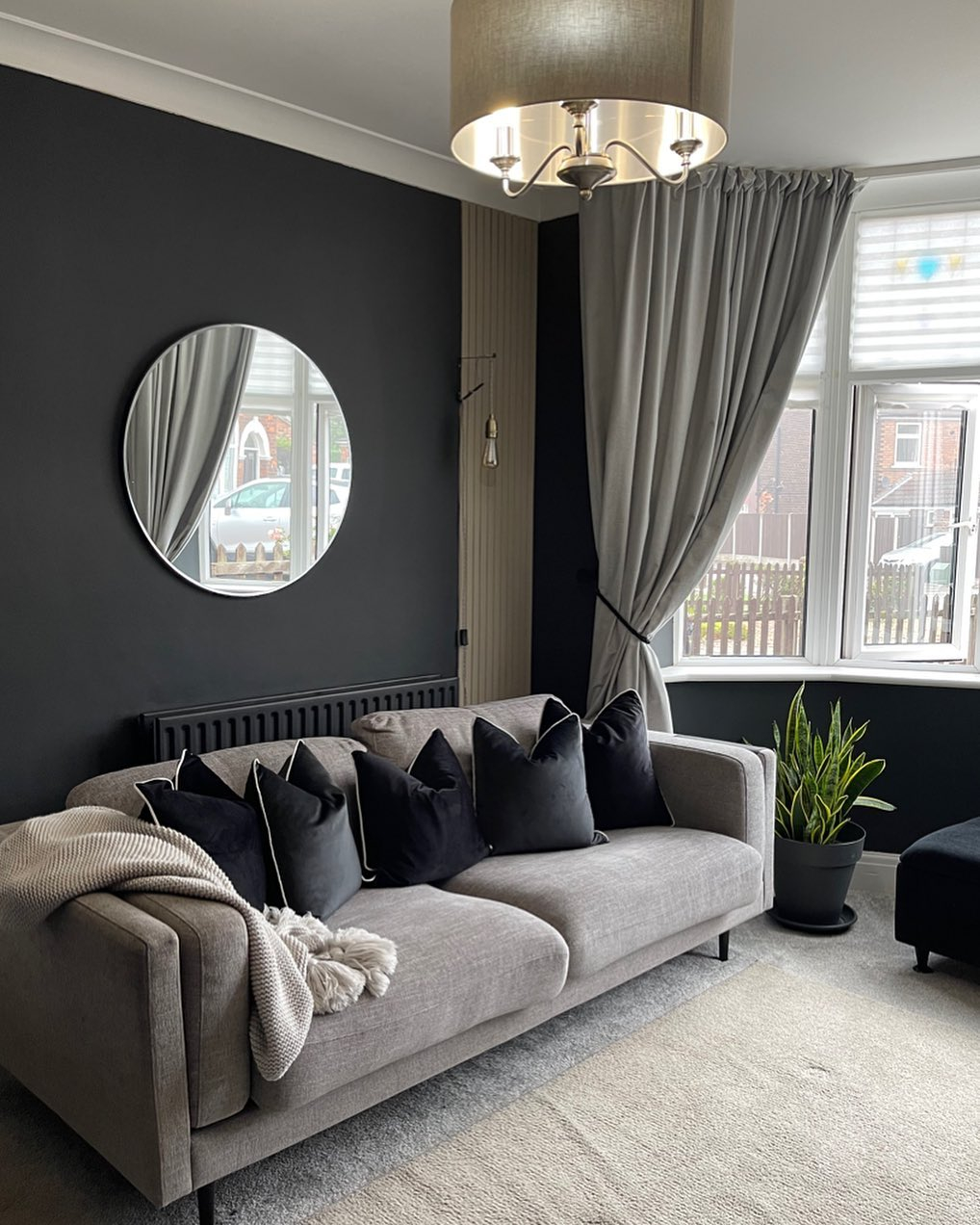 Neutral-colored textiles in the black and neutral living room