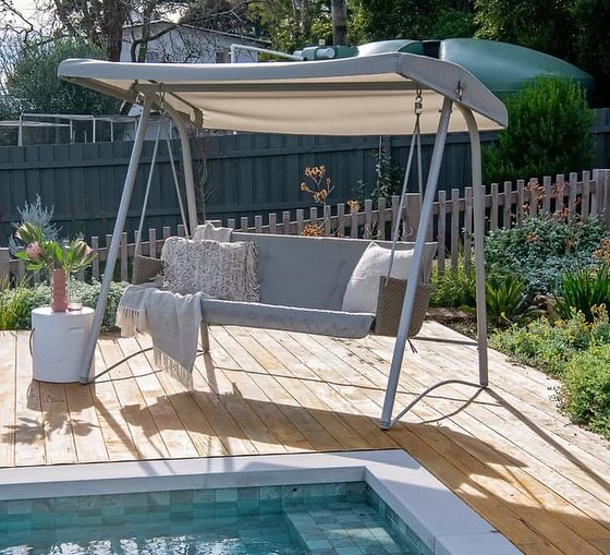 This swing chair is also completed with a roof to protect you from too strong sunlight.