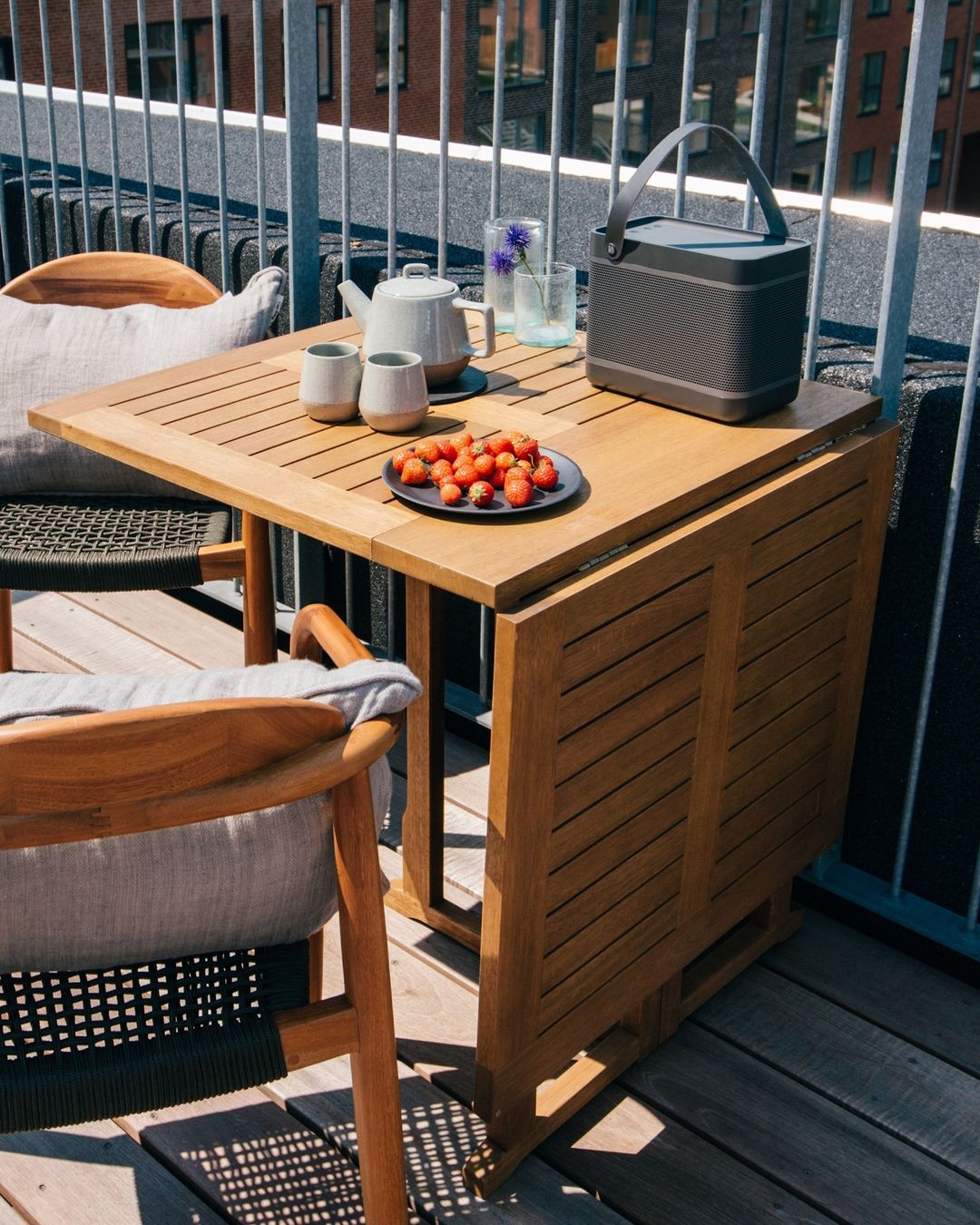Look at this table. It is interesting that when the table is folded, it can still be used for the other side.