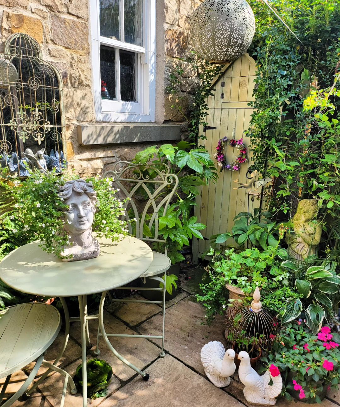 Bird statues that are placed on the garden
