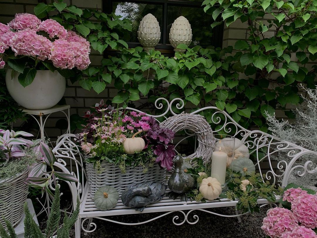 The pumpkin is the best way to create a fall season touch. It is then added with bird ornaments.