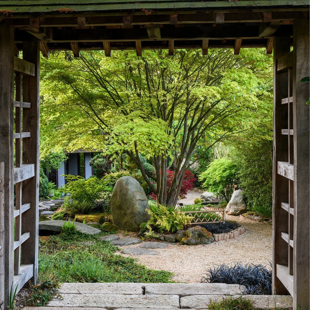 Even when only small, the bridge can really enhance the decoration of the garden.
