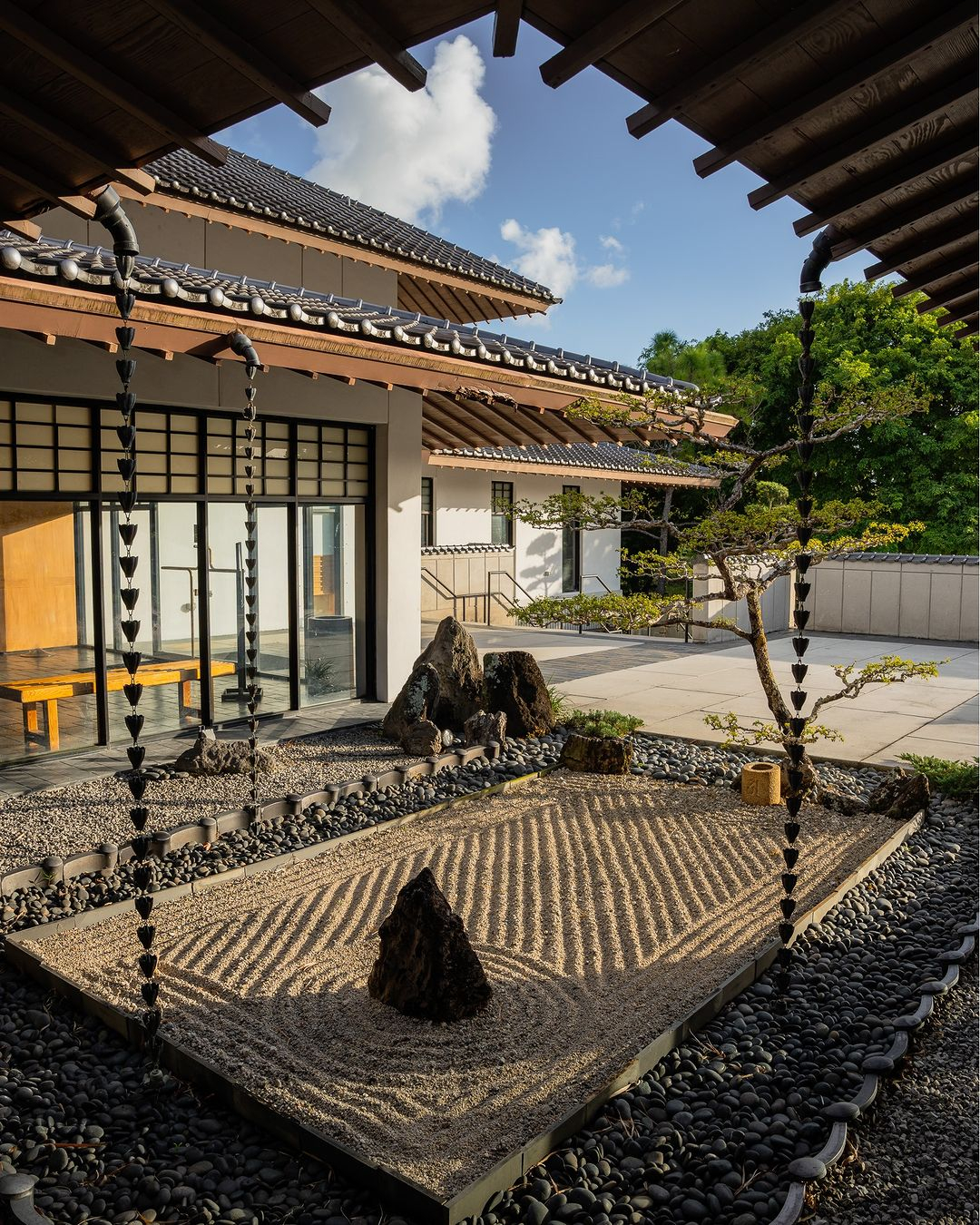 Look at how the raked gravel looks adorable in this garden. Not only making the decoration authentic but it is also really aesthetic and enhances the garden decoration.