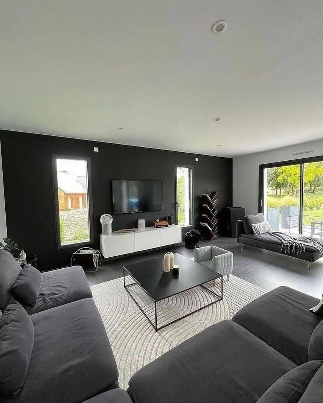 Sleek and minimalist furniture in the black and neutral living room