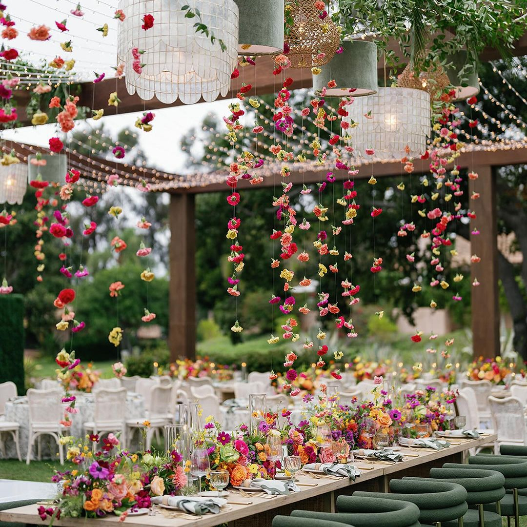 Look at how pretty this wedding decoration is. It has a spring season theme so that there will be colors and blooming. 