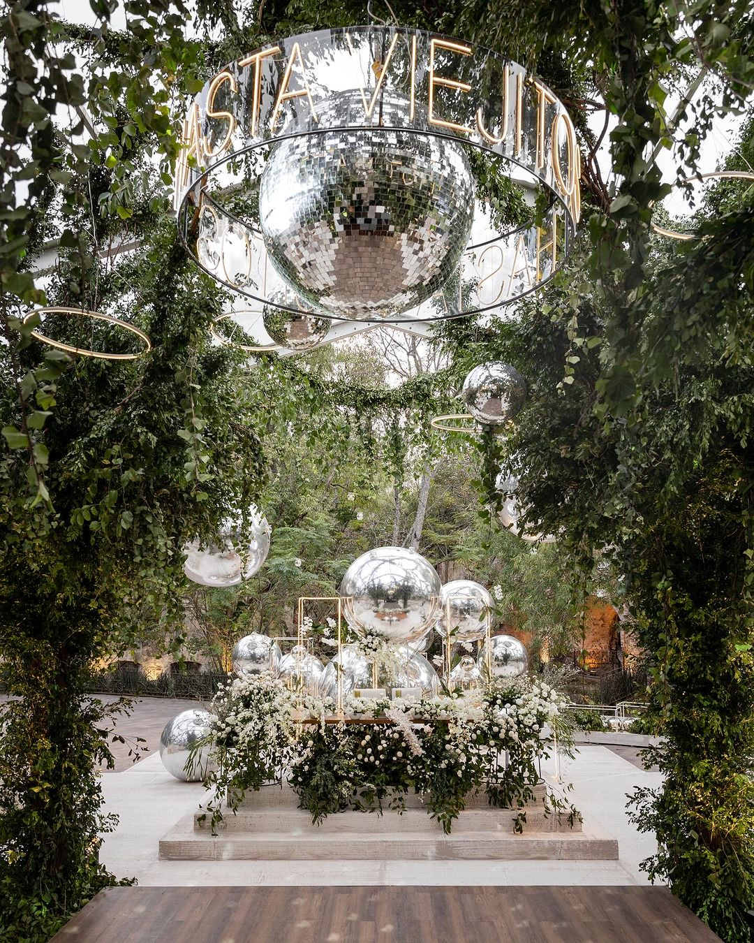 Look at how stand out the decoration of this ceremony space is. Not only the flowers but also the shining balls provided there. 