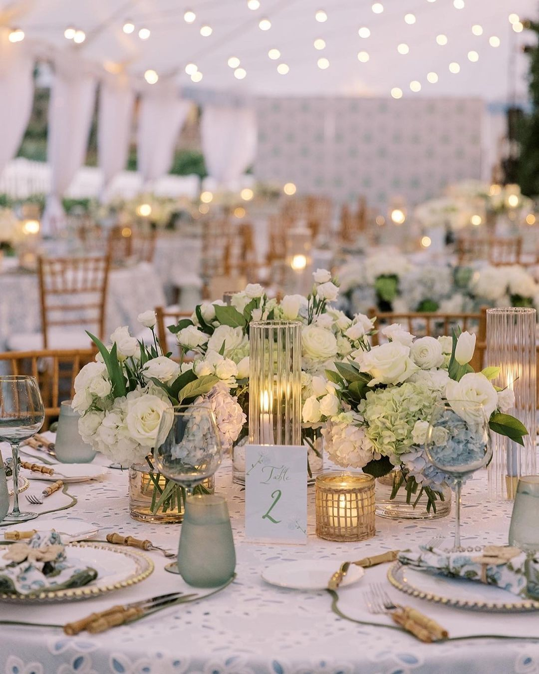 This table decoration uses some natural element materials that can be seen in the cutlery and the decorative candle. 