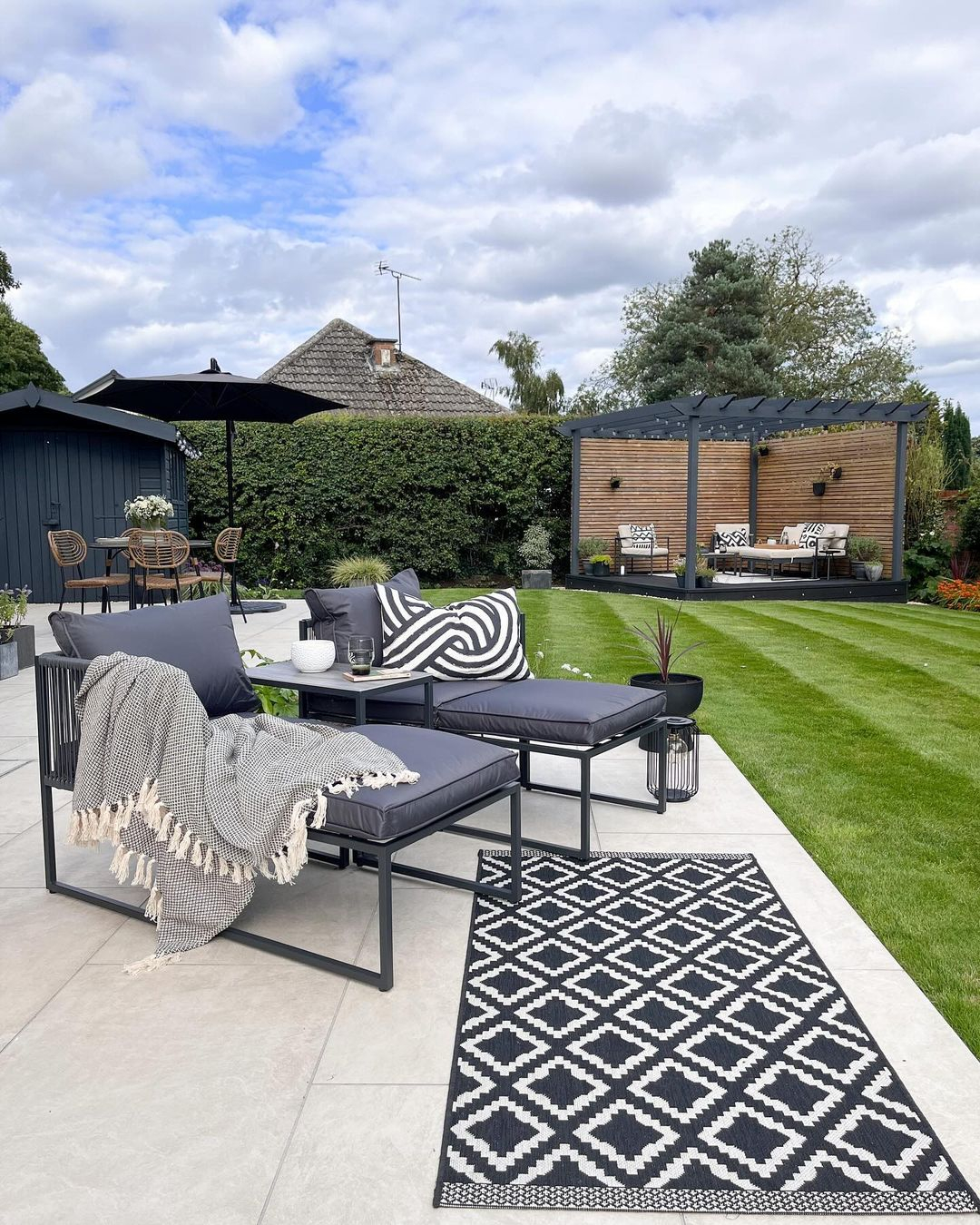 Since it is for a patio, the lounger design is a bit similar to a daybed. However, basically, it is a lounger.