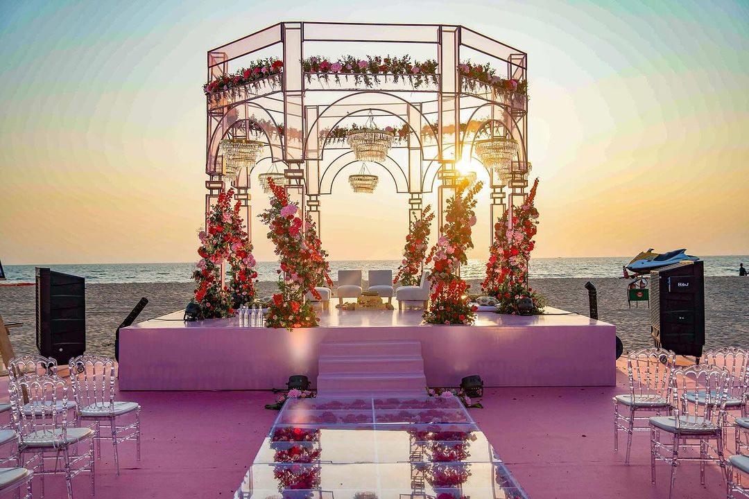 The wedding is held on the beach. The scenery will be great with the sound of the waves. 