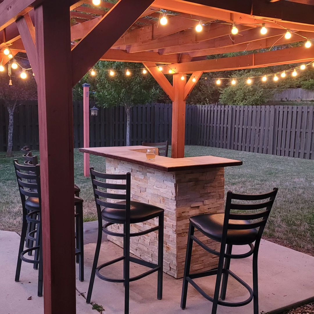 This bar set is such a compact yet functional one. The structure is really similar to a real bar but the size is small enough.