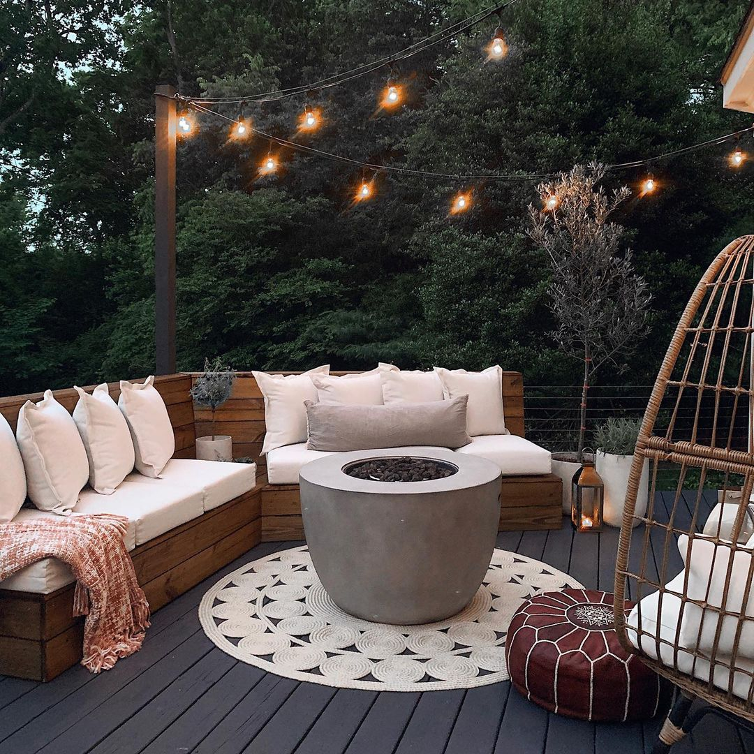 There are two kinds of lighting being used in this deck area those are string light and lantern.
