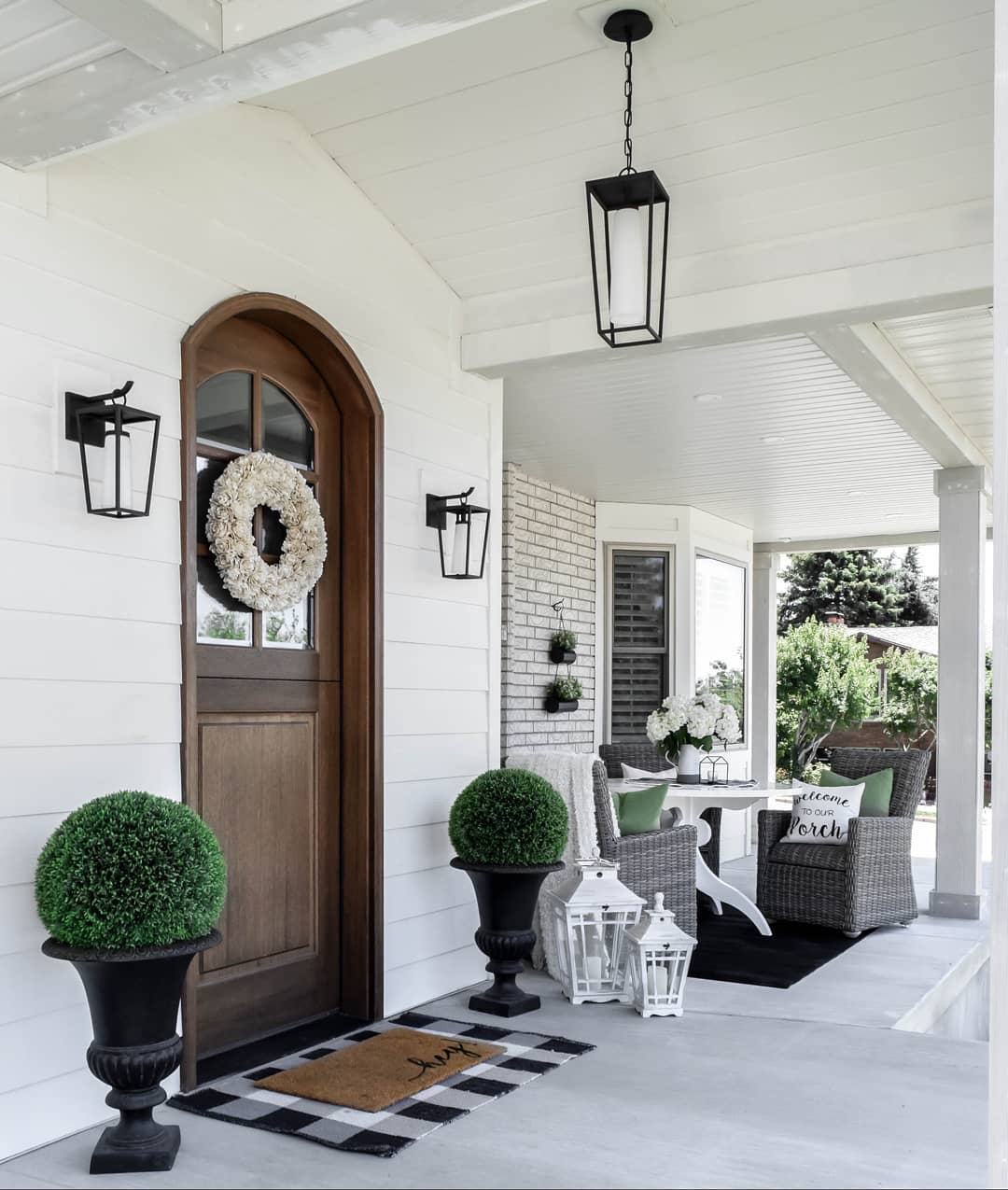 A pendant light for cottage porch lighting ideas