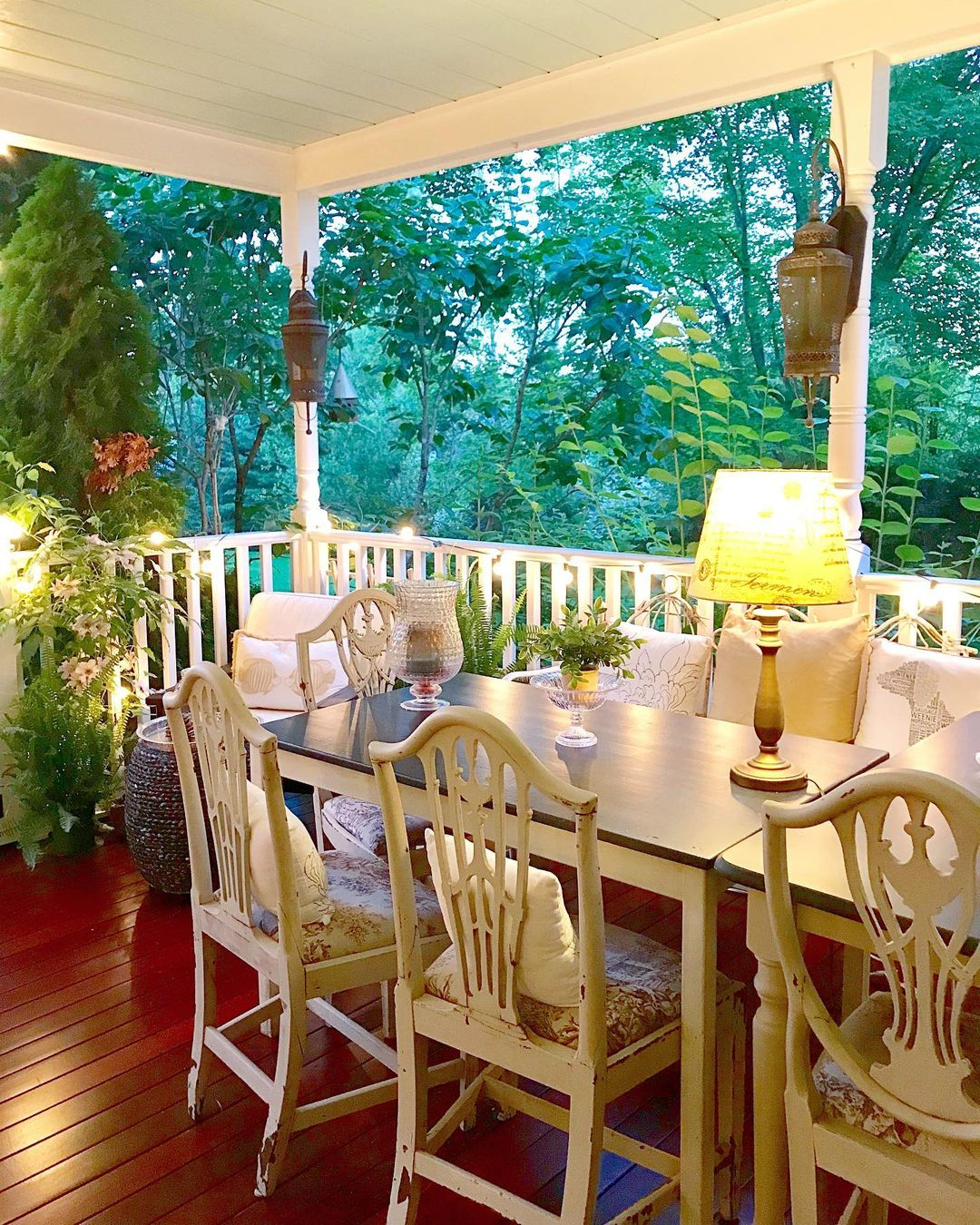 Cottage porch design for outdoor dining area