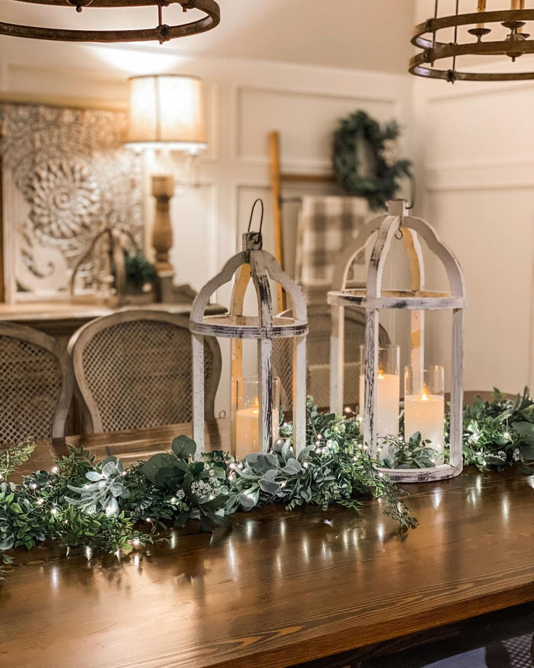 The main lighting in this centerpiece is the fairy light. Then, it is completed with the candles.
