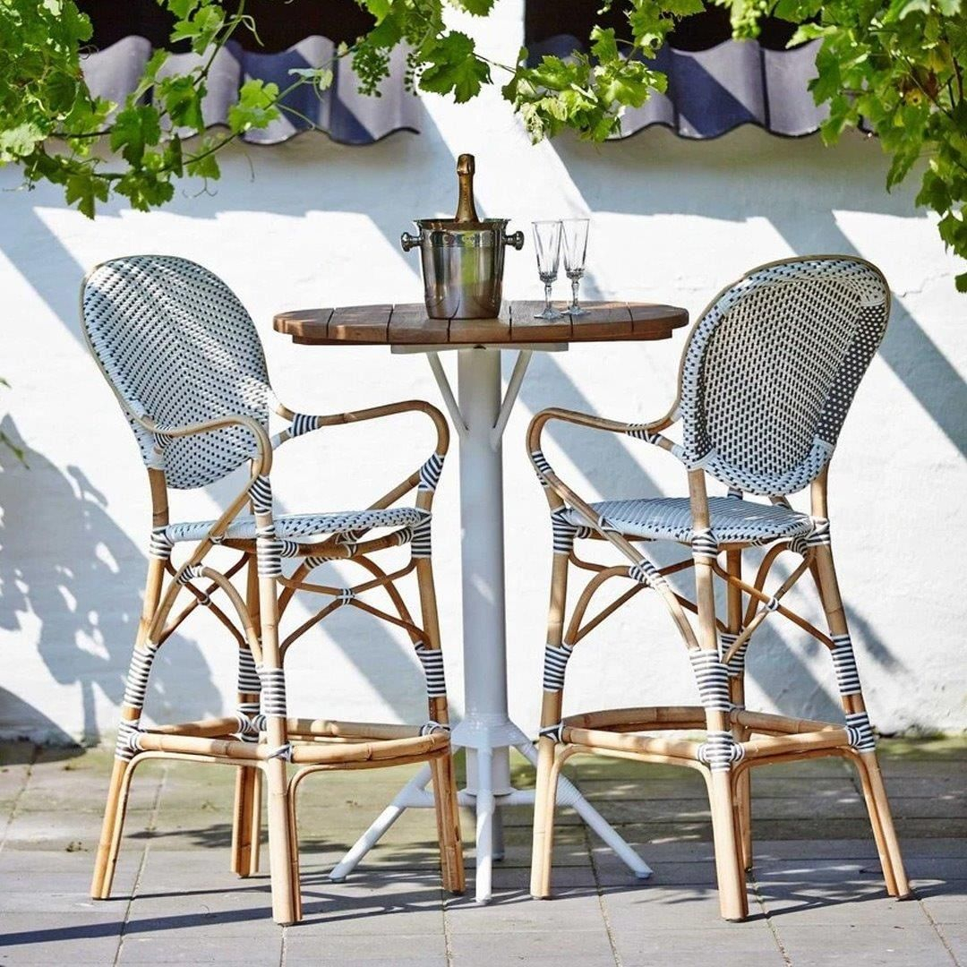 Look at how aesthetic this bistro set is. It has a perfect color combination to make it has the impression of warm and stand out .