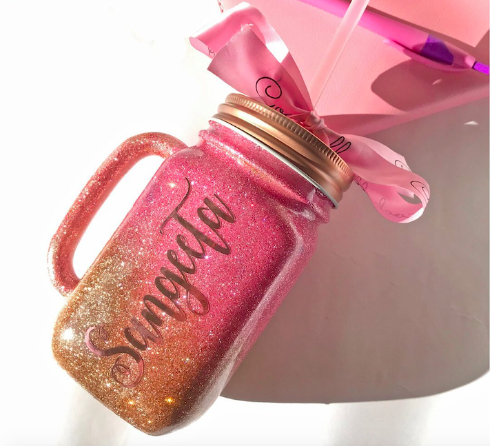So glittery and stands out! It is quite easy to make this drinkware jar.