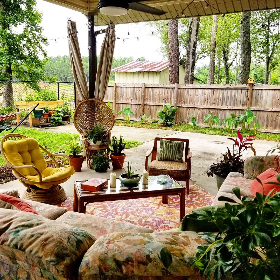 The colors applied to this patio can represent the spring really well. You can see it from the rug, chair pad, cushions, and especially the sofa.