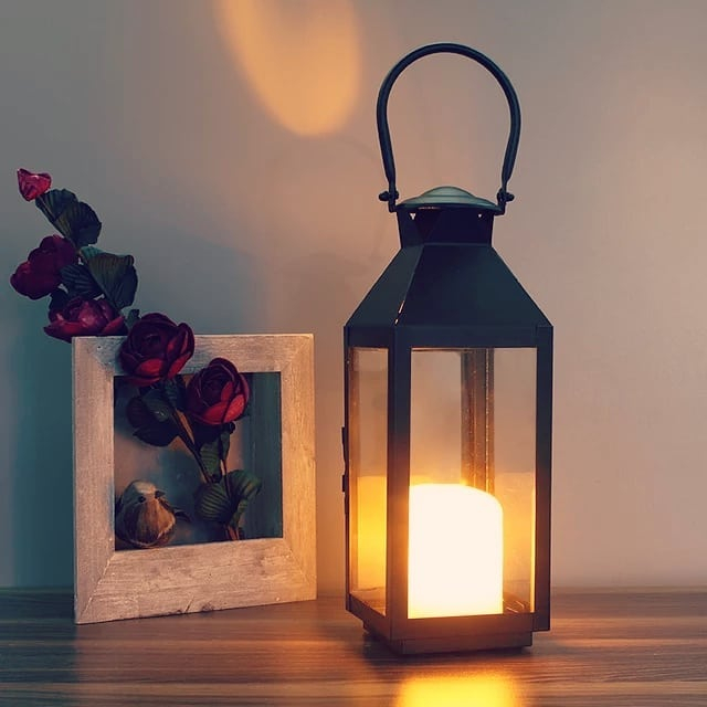 Even when seen as simple, this lantern has a classic design that will allow you to get a special value on it.