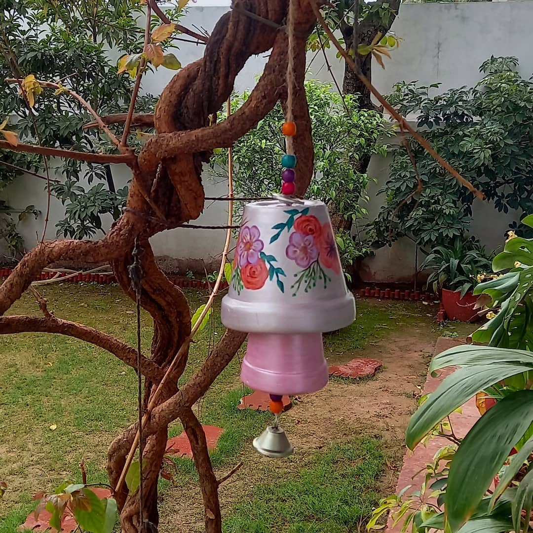 This wind chime has a bell that will ring when the wind blows. It is great that you can get such a fun garden decoration.