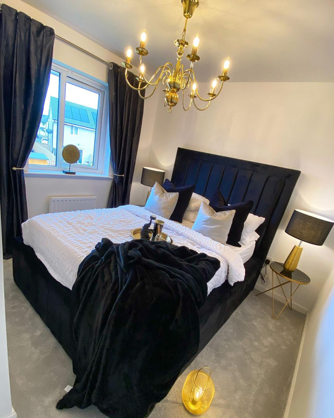 The bed and the blanket are in black velvet material which is great and really effective to create an elegant look.