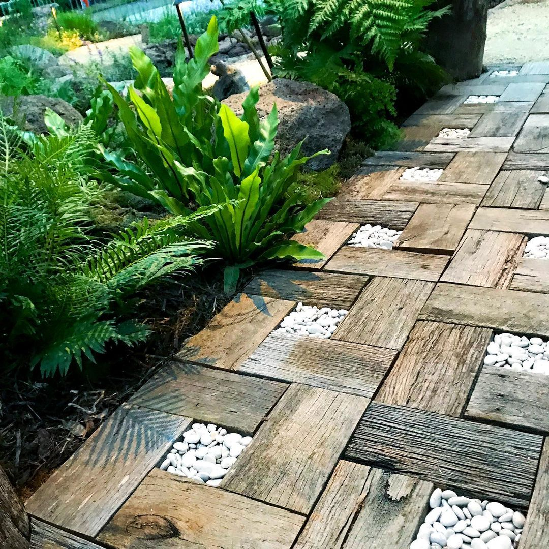 This pathway is really adorable. As a whole, it has a rustic style which is created with the natural finish wood material.