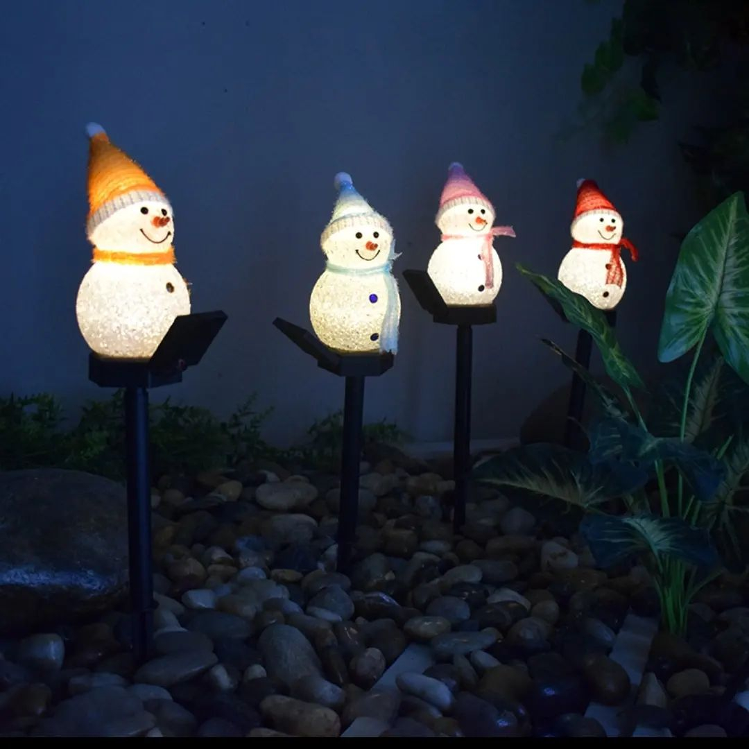 Look at how cute the lamps with the snowman figure in such a cute expression and decoration.
