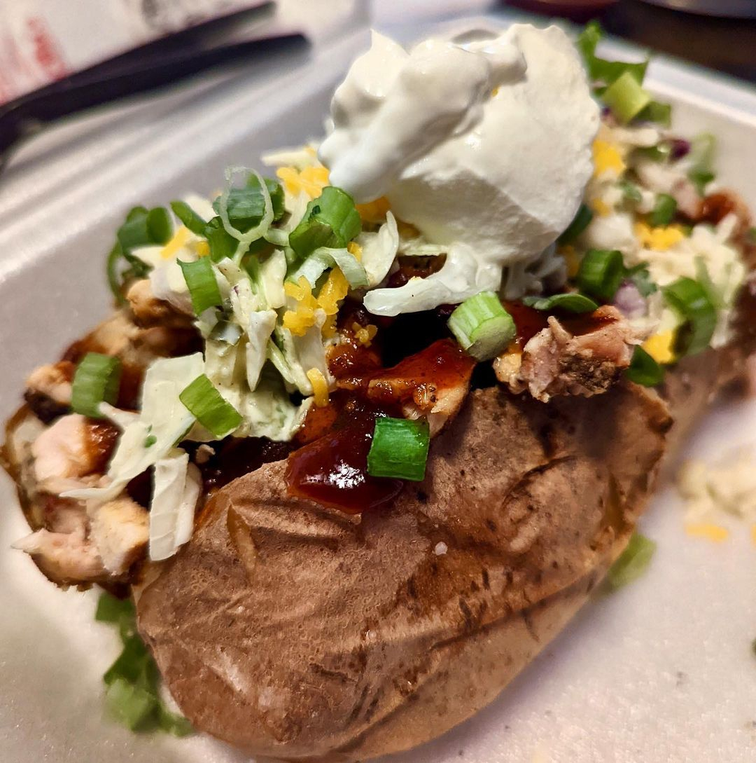 The topping of this baked potatoes looks yummy.