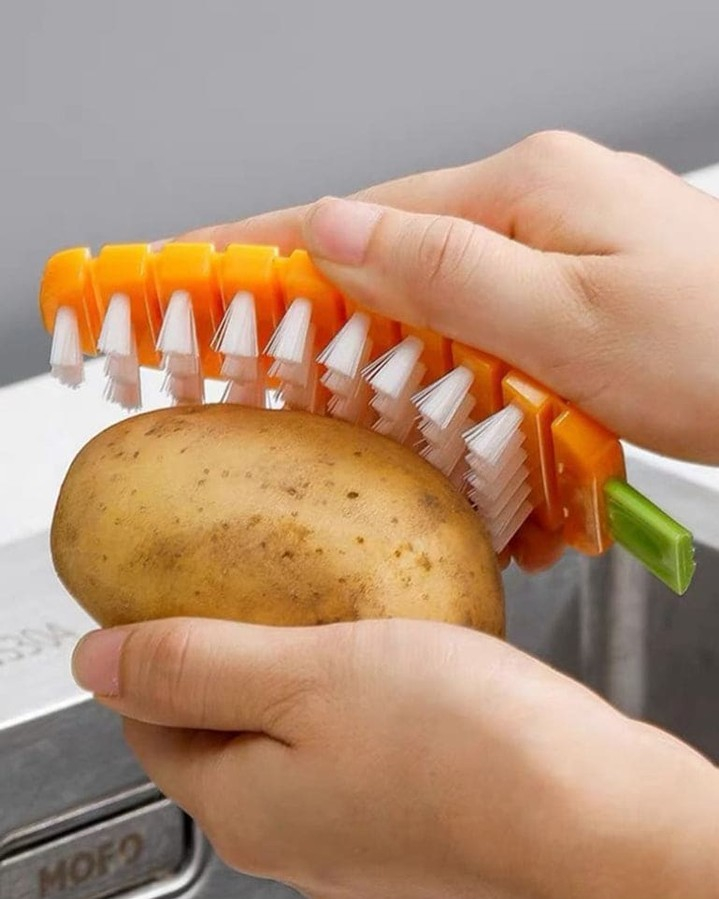 Brushing the potatoes like this is really recommended so that you can make sure that the potatoes are clean.