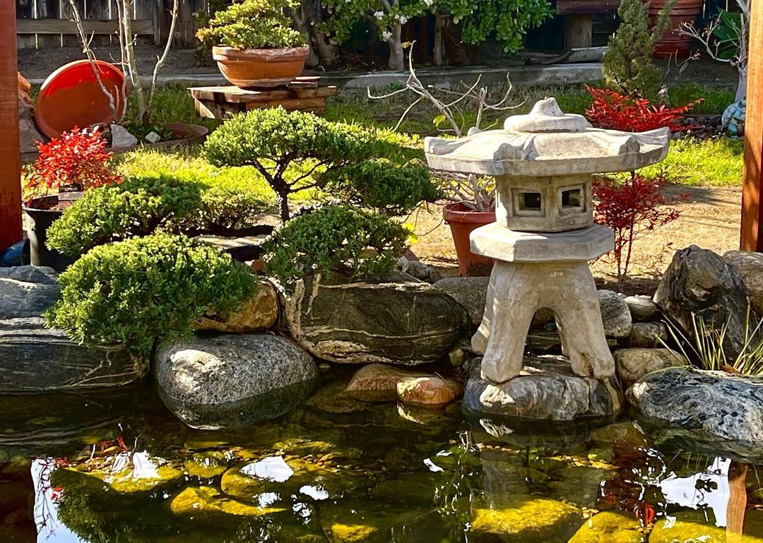 This pond has a statue and rock formation that make this pond look aesthetic.