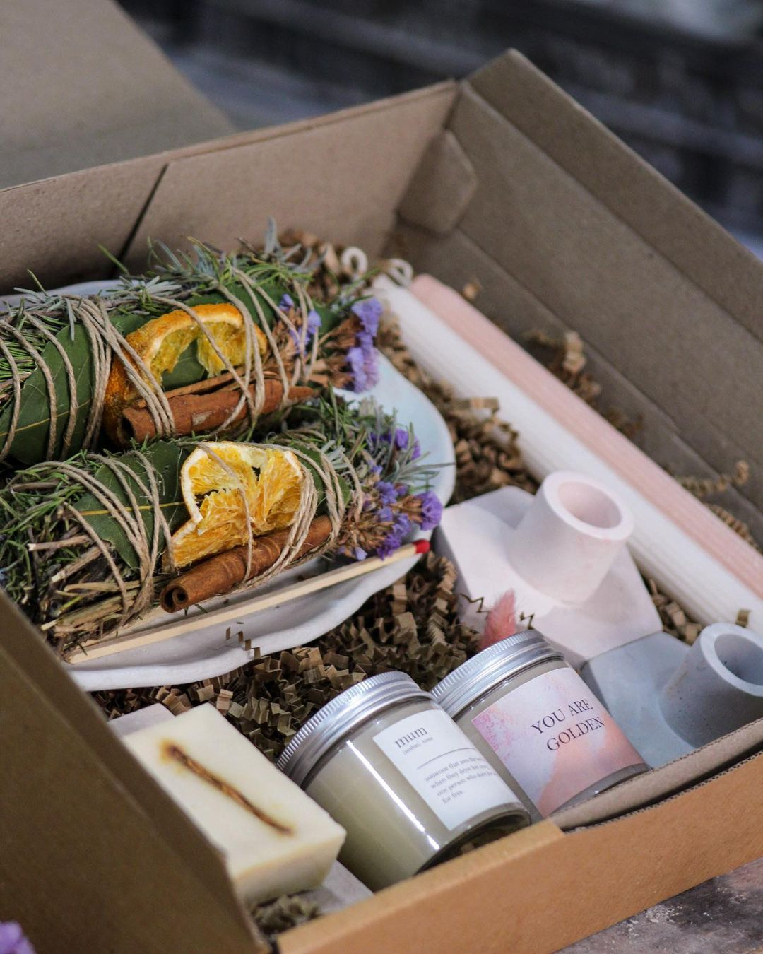 It will be great if you can have this kind of aromatic candle as a gift.
