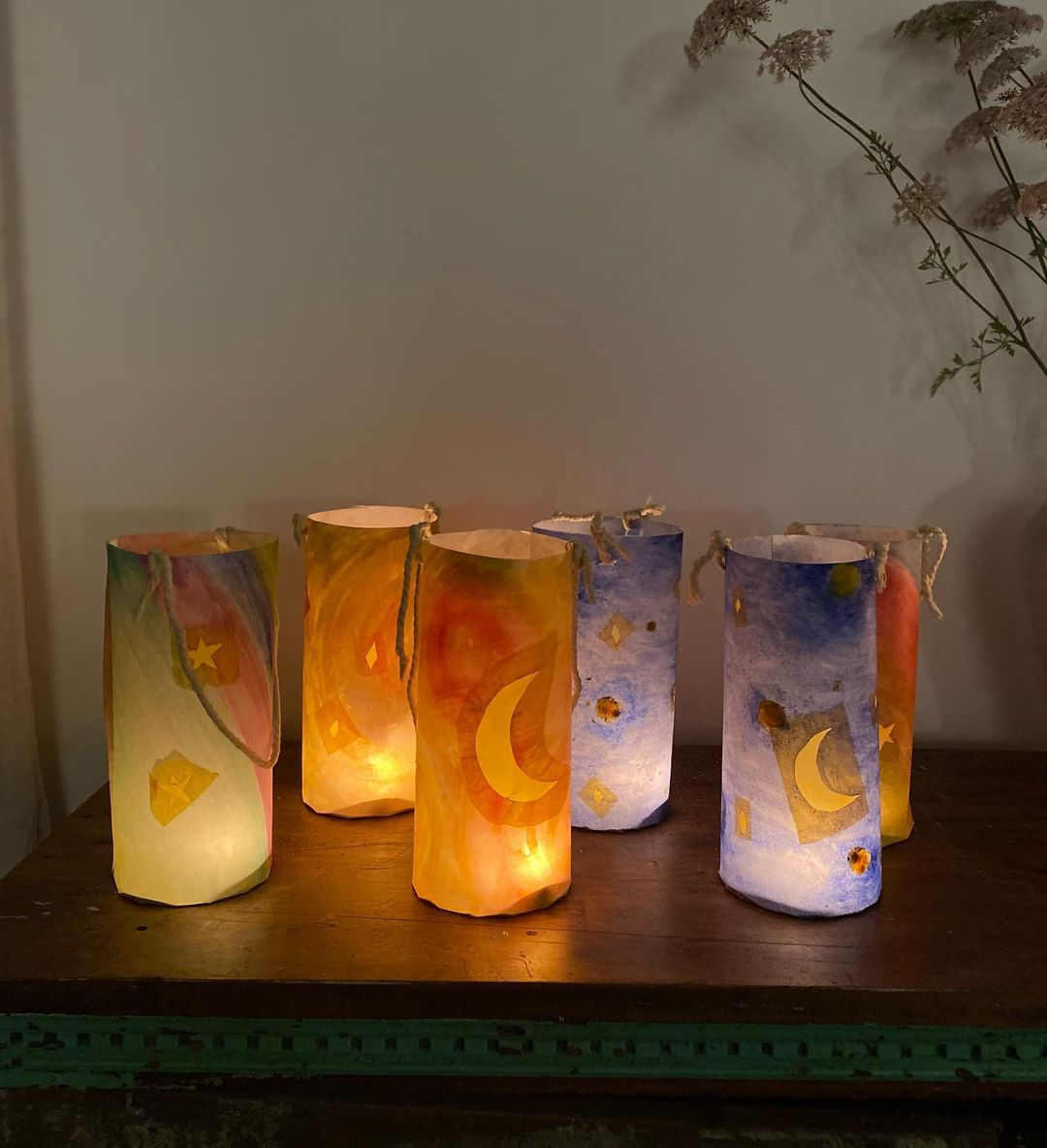 This one is a simple example of the lantern. It is a DIY lantern product that you can make yourself.